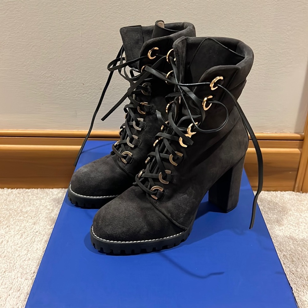 💯Stuart Weitzman Shackleton Gray Suede lace up boot with gold hardware size 8